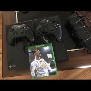 Xbox one + Kinect + FIFA 18 + 2 new controllers